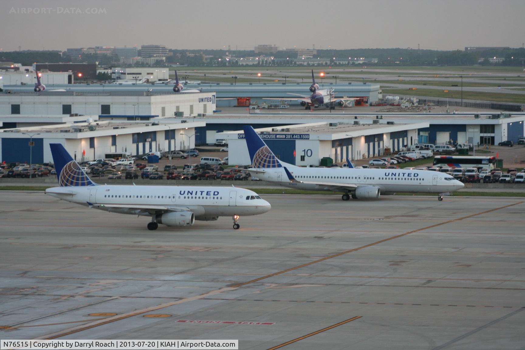N76515, 2008 Boeing 737-824 C/N 31623, UAL B738 races a post-merger company Airbus for 15L.