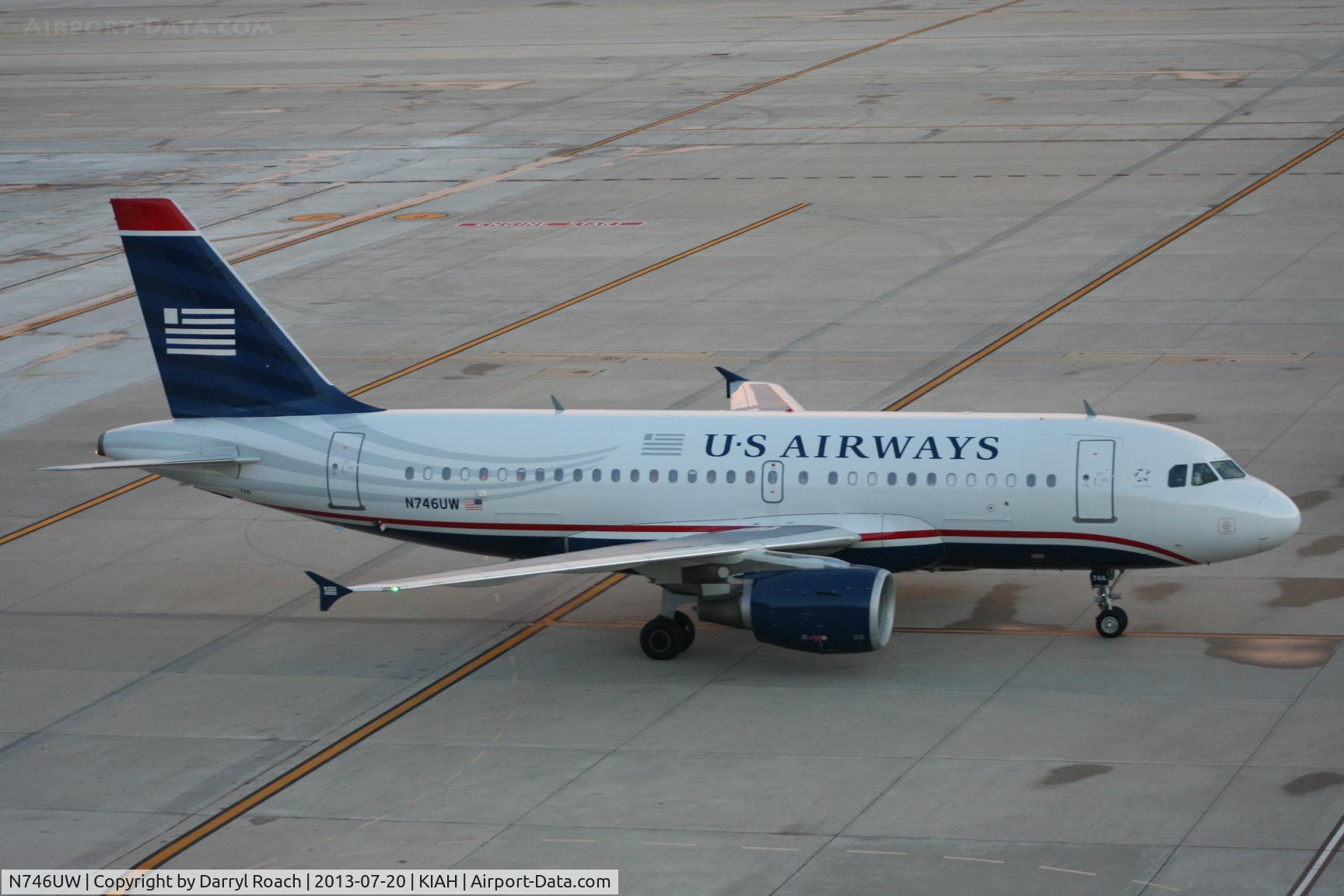 N746UW, 2000 Airbus A319-112 C/N 1297, AWE A319 is marshaled into its gate.