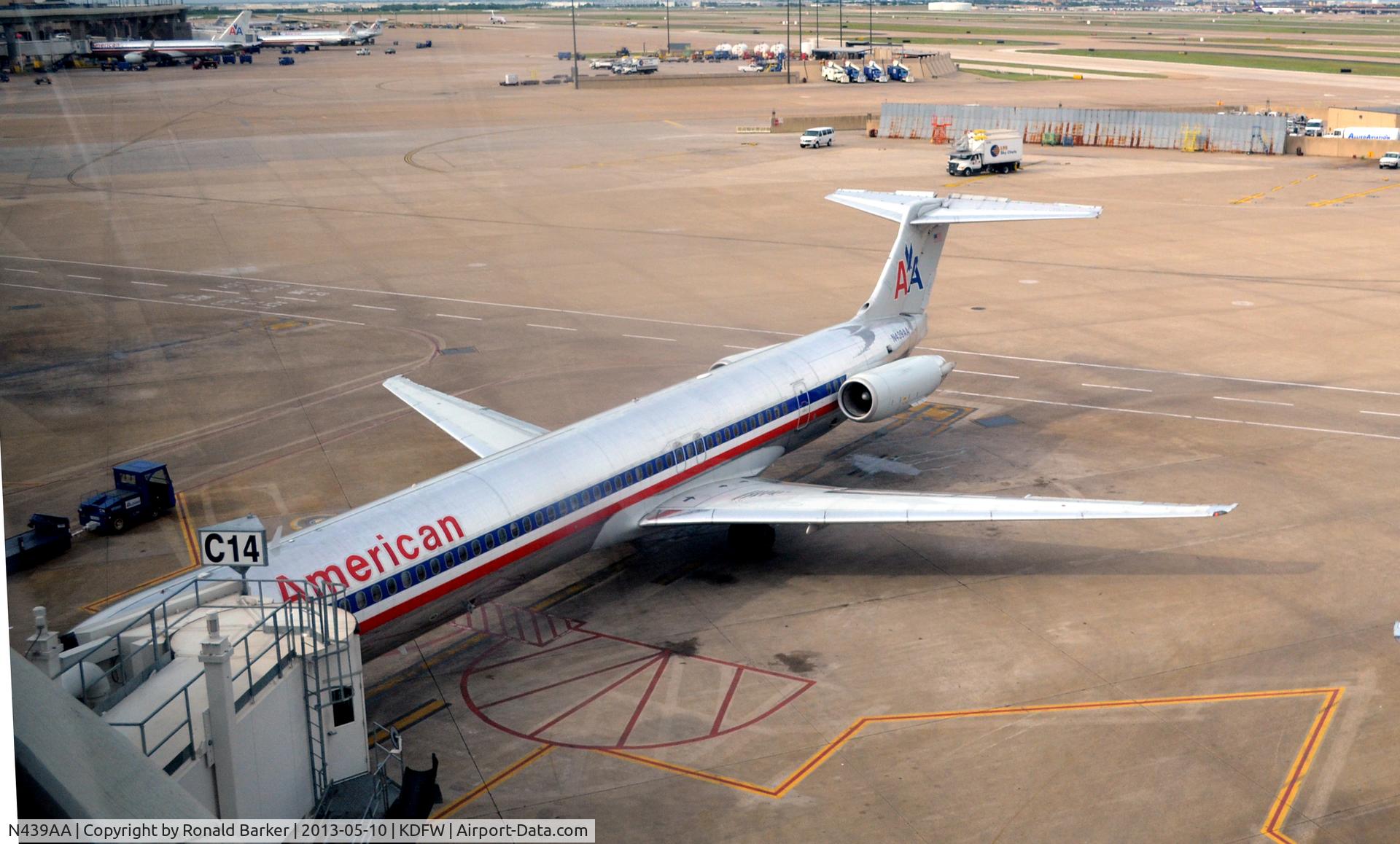 N439AA, 1987 McDonnell Douglas MD-83 (DC-9-83) C/N 49457, Gate C14  DFW