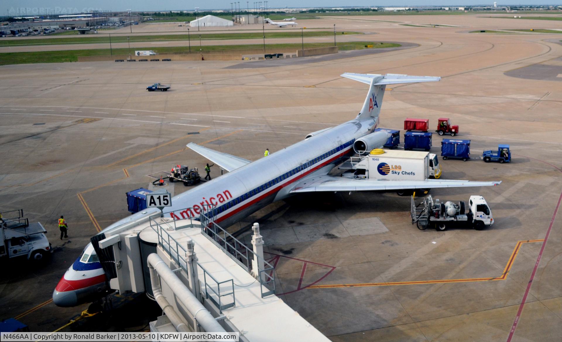 N466AA, 1988 McDonnell Douglas MD-82 (DC-9-82) C/N 49596, Gate A15  DFW