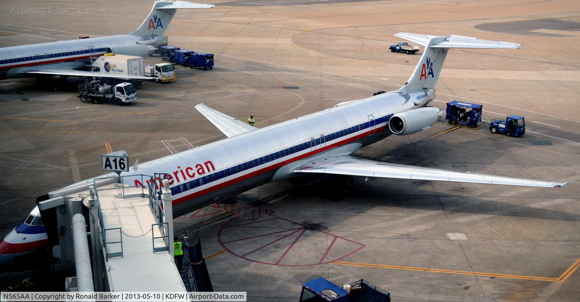N565AA, 1987 McDonnell Douglas MD-83 (DC-9-83) C/N 49347, Gate A16  DFW