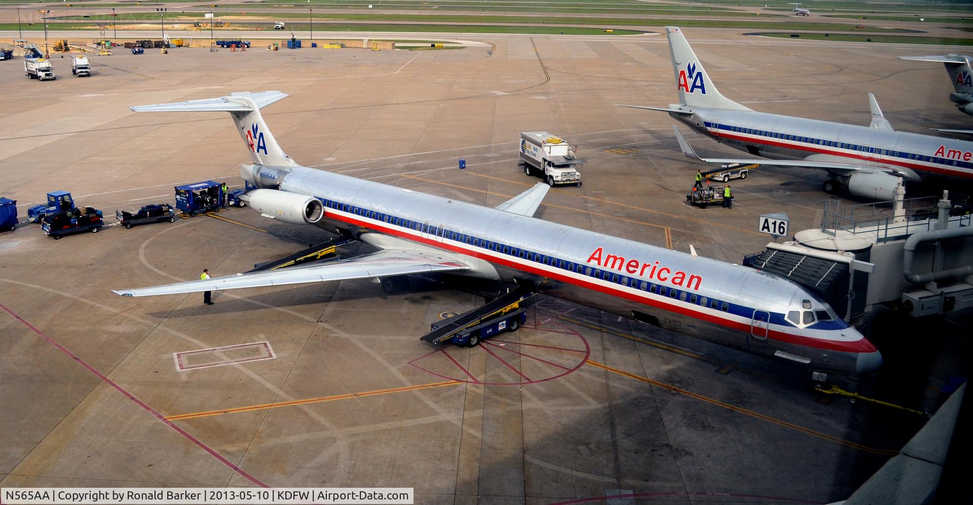 N565AA, 1987 McDonnell Douglas MD-83 (DC-9-83) C/N 49347, Gate A16  DFW