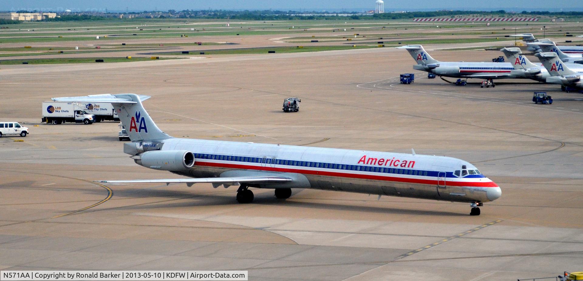 N571AA, 1987 McDonnell Douglas MD-83 (DC-9-83) C/N 49353, Taxi DFW