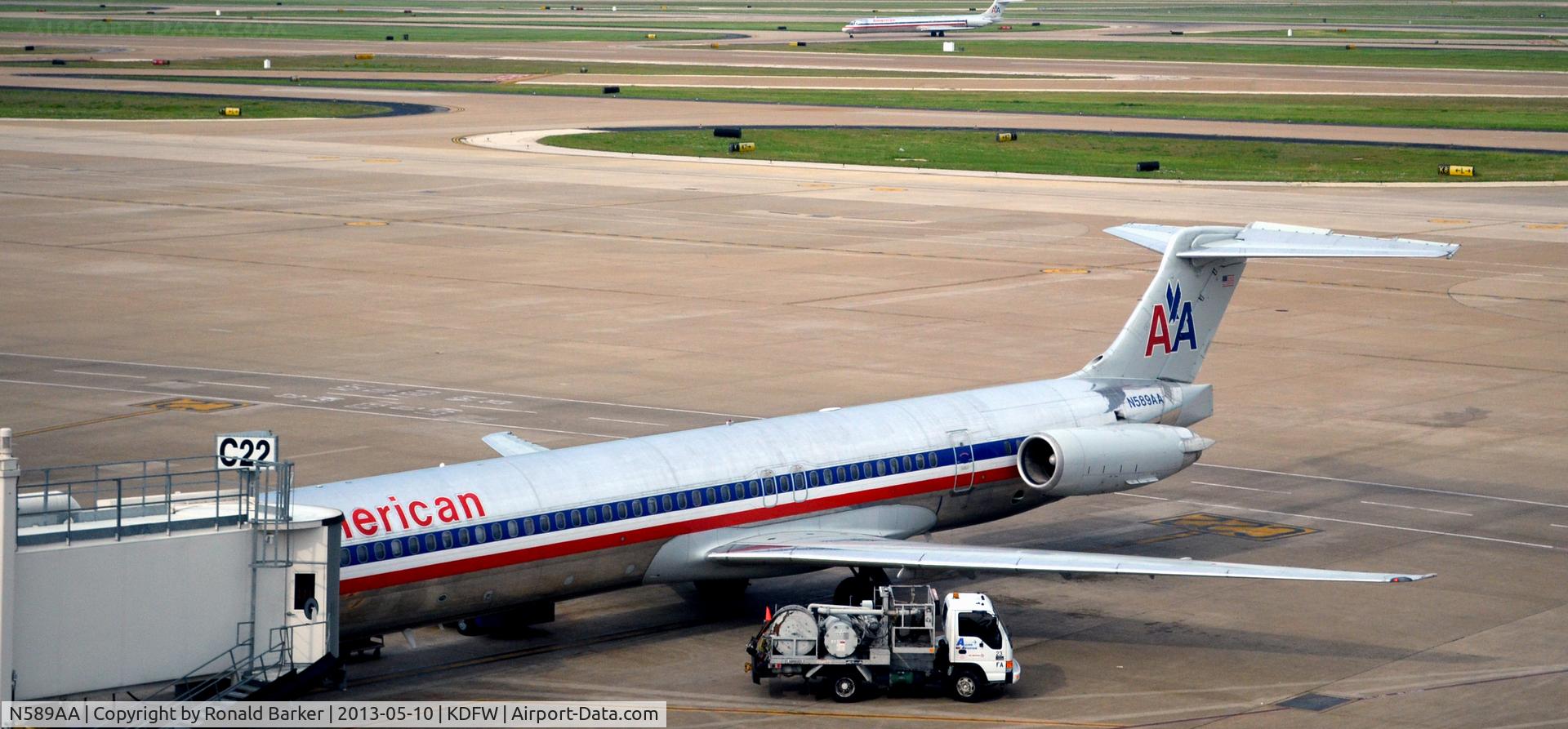 N589AA, 1991 McDonnell Douglas MD-83 (DC-9-83) C/N 53252, Gate C22  DFW