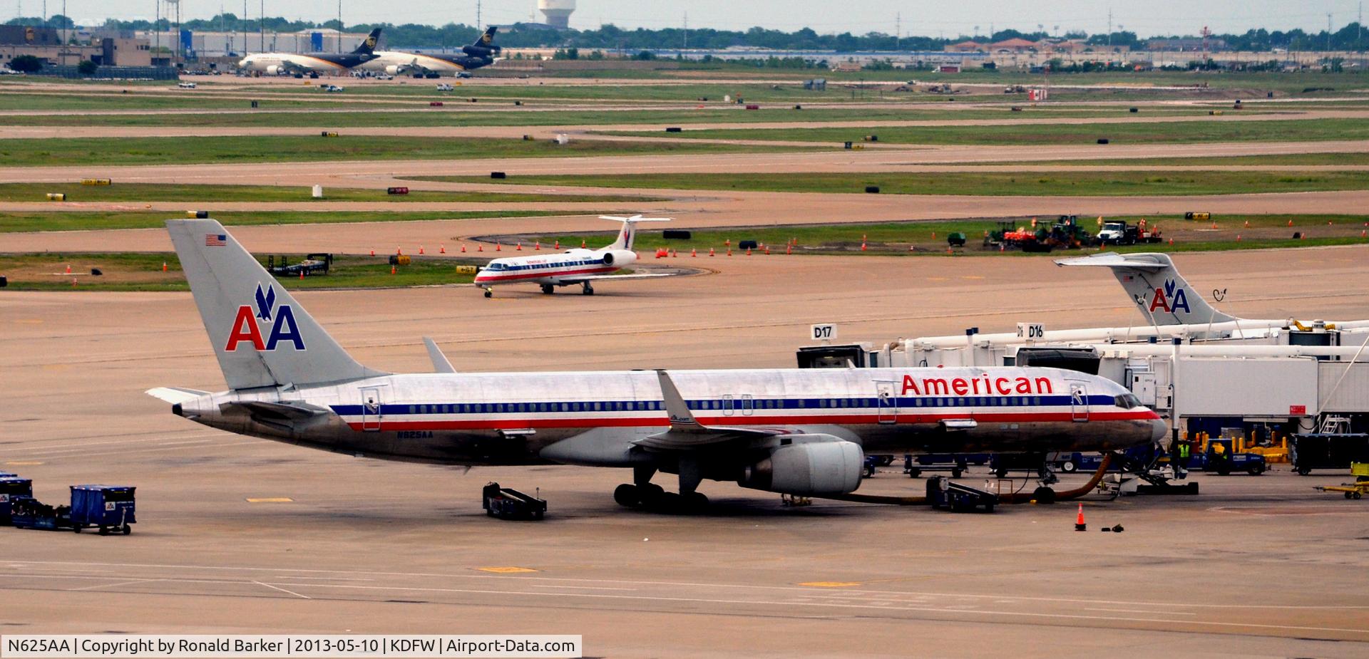 N625AA, 1990 Boeing 757-223 C/N 24583, Gate D16  DFW