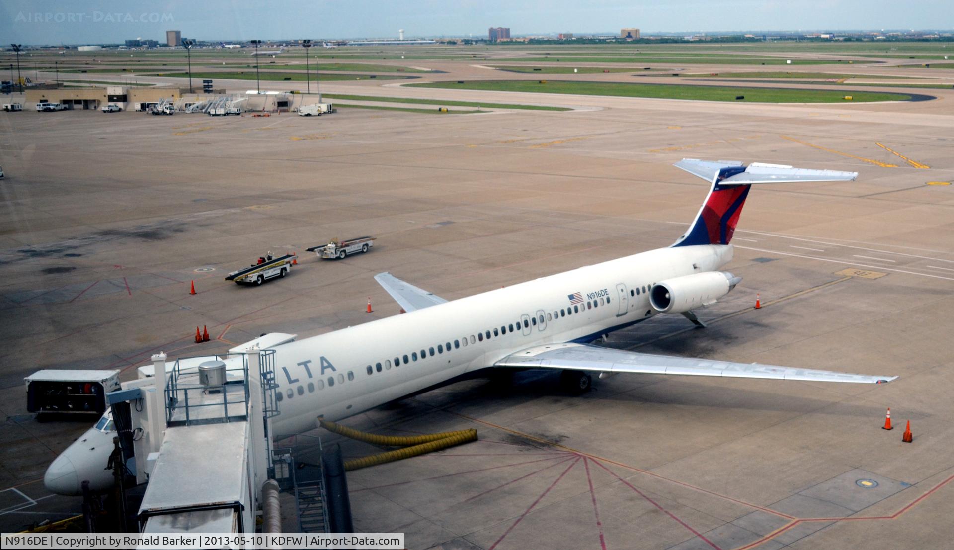 N916DE, 1993 McDonnell Douglas MD-88 C/N 53421, Gate E15  DFW