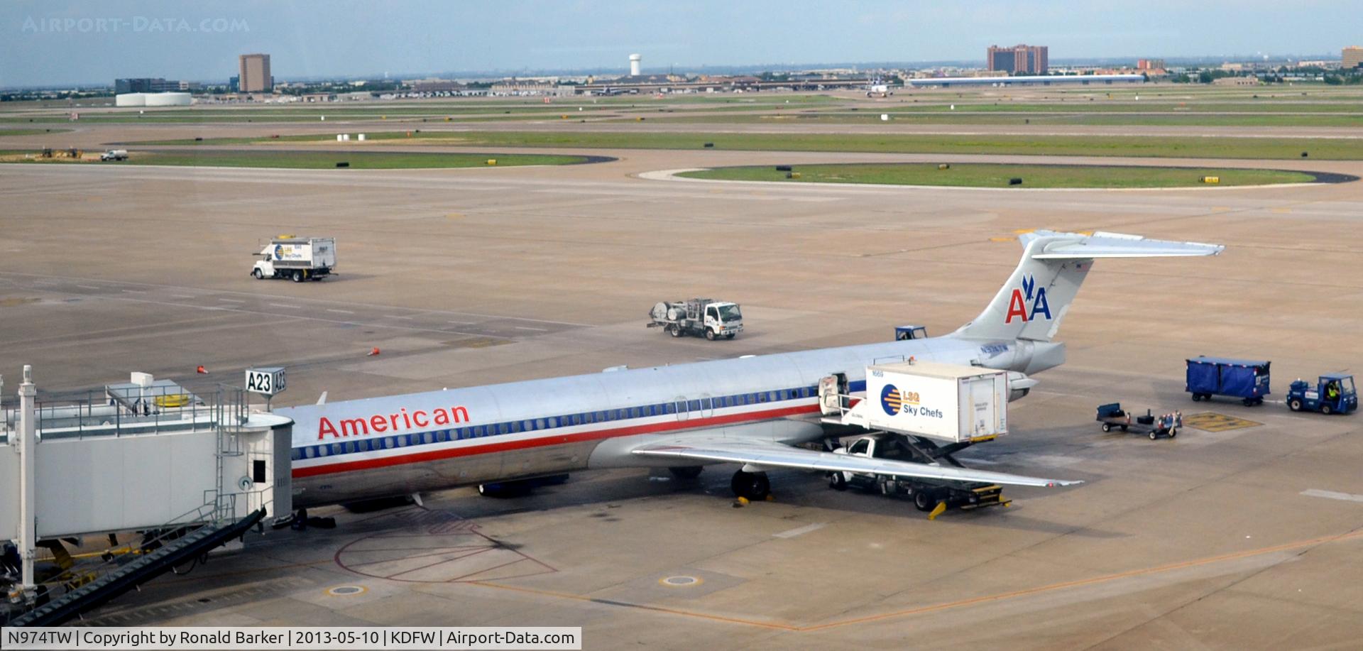 N974TW, 1999 McDonnell Douglas MD-83 (DC-9-83) C/N 53624, Gate A23  DFW