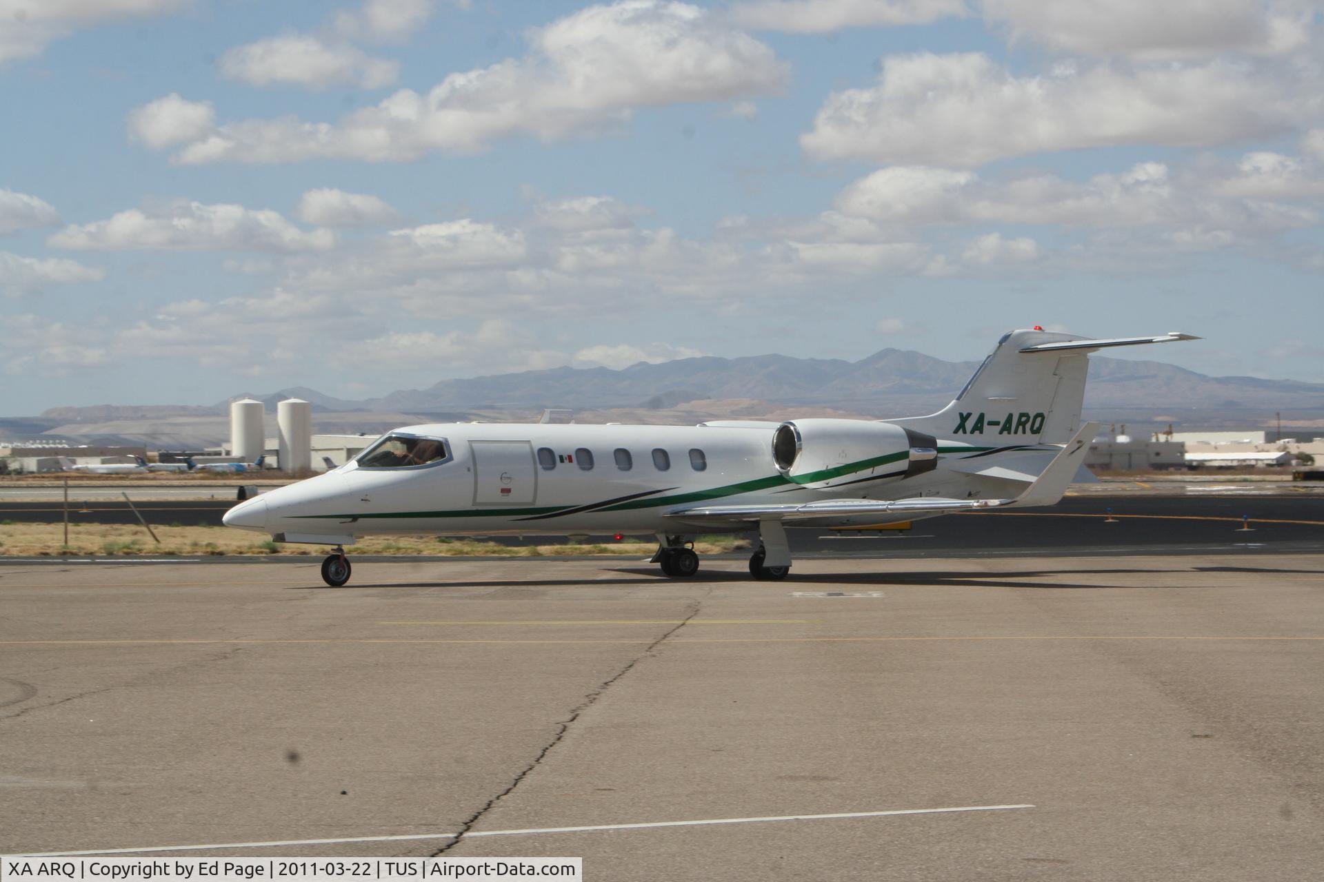 XA ARQ, 1997 Learjet 31A C/N 31A-141, Taxi up to the tower Tucson,Az