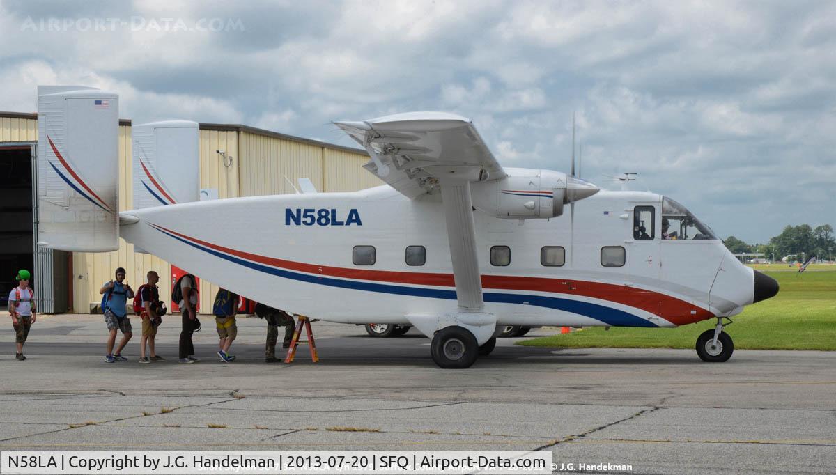 N58LA, 1982 Short SC-7 Skyvan 3A-100 C/N SH1979, Loading skydivers.
