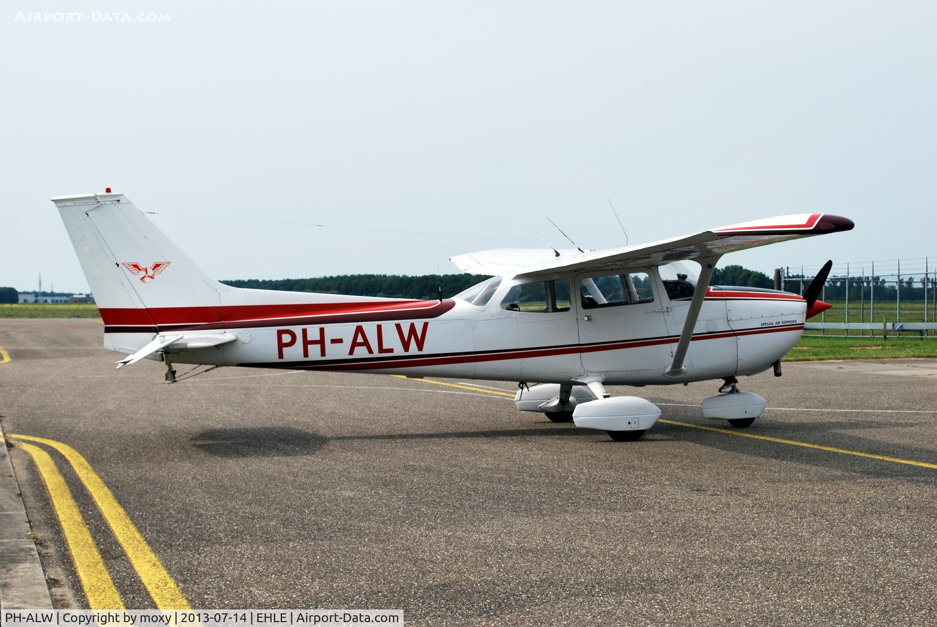PH-ALW, Reims F172M ll Skyhawk C/N 1226, Reims Cessna F172M at Lelystad.