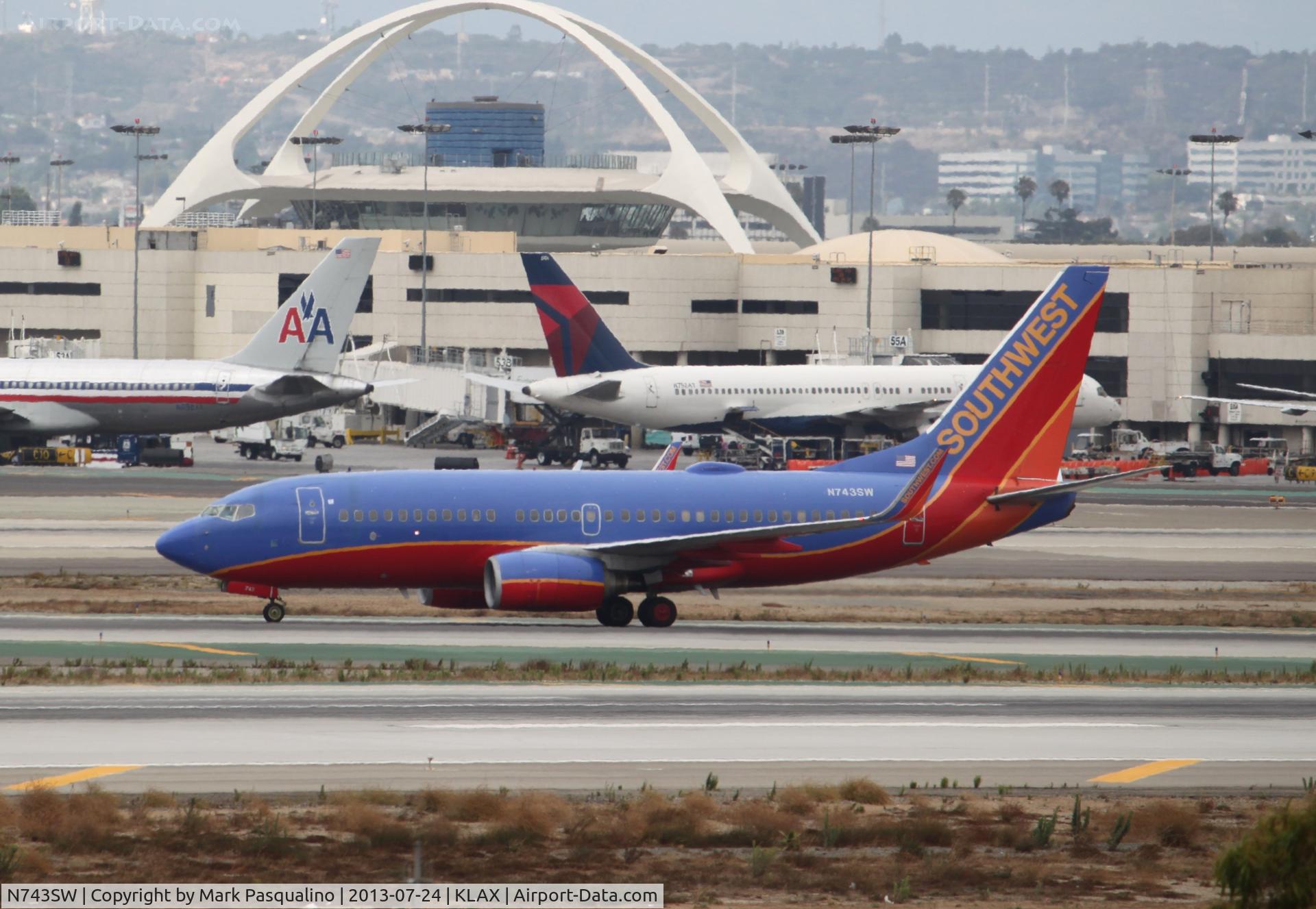 N743SW, 1998 Boeing 737-7H4 C/N 29279, Boeing 737-700