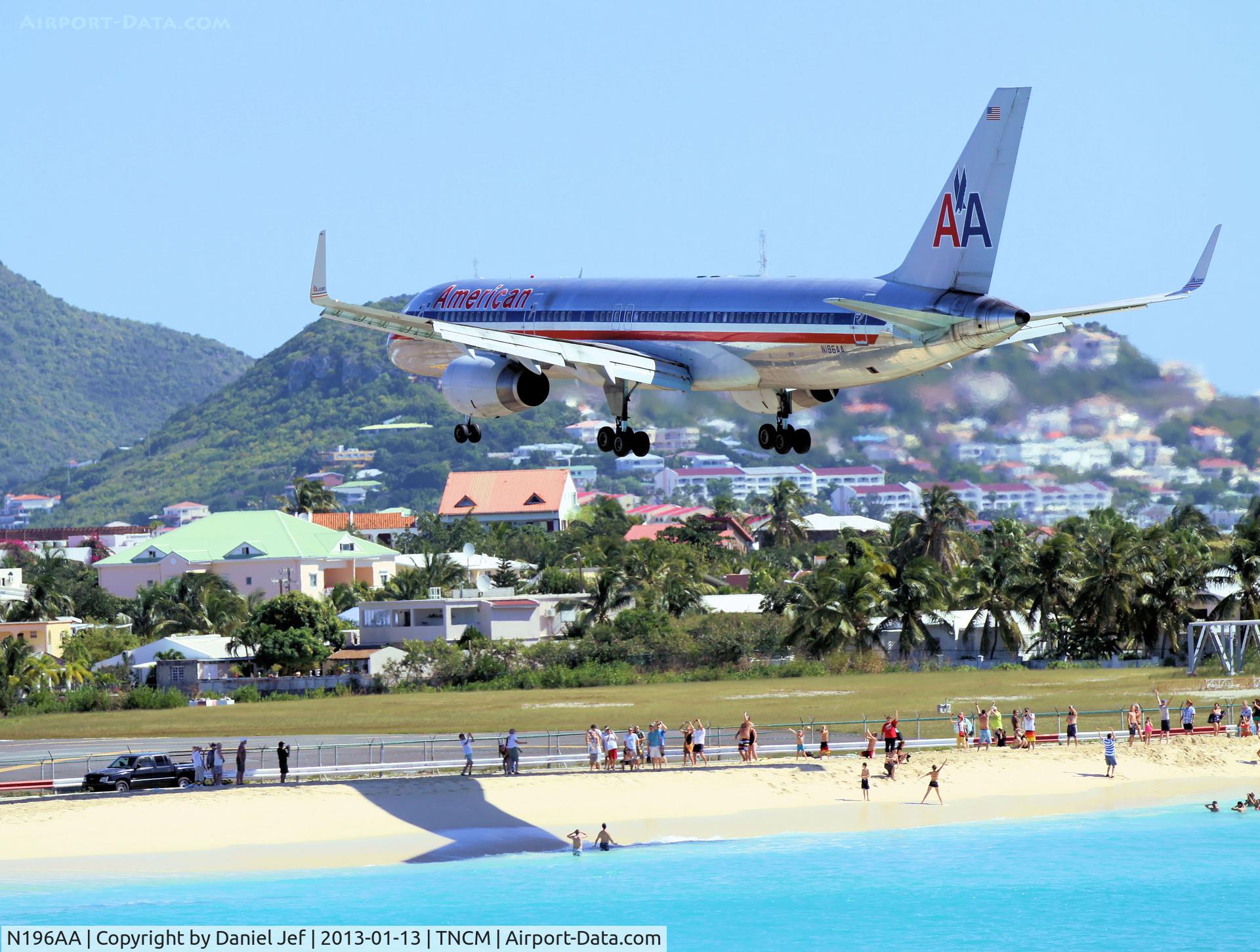 N196AA, 2001 Boeing 757-223 C/N 32390, N196AA