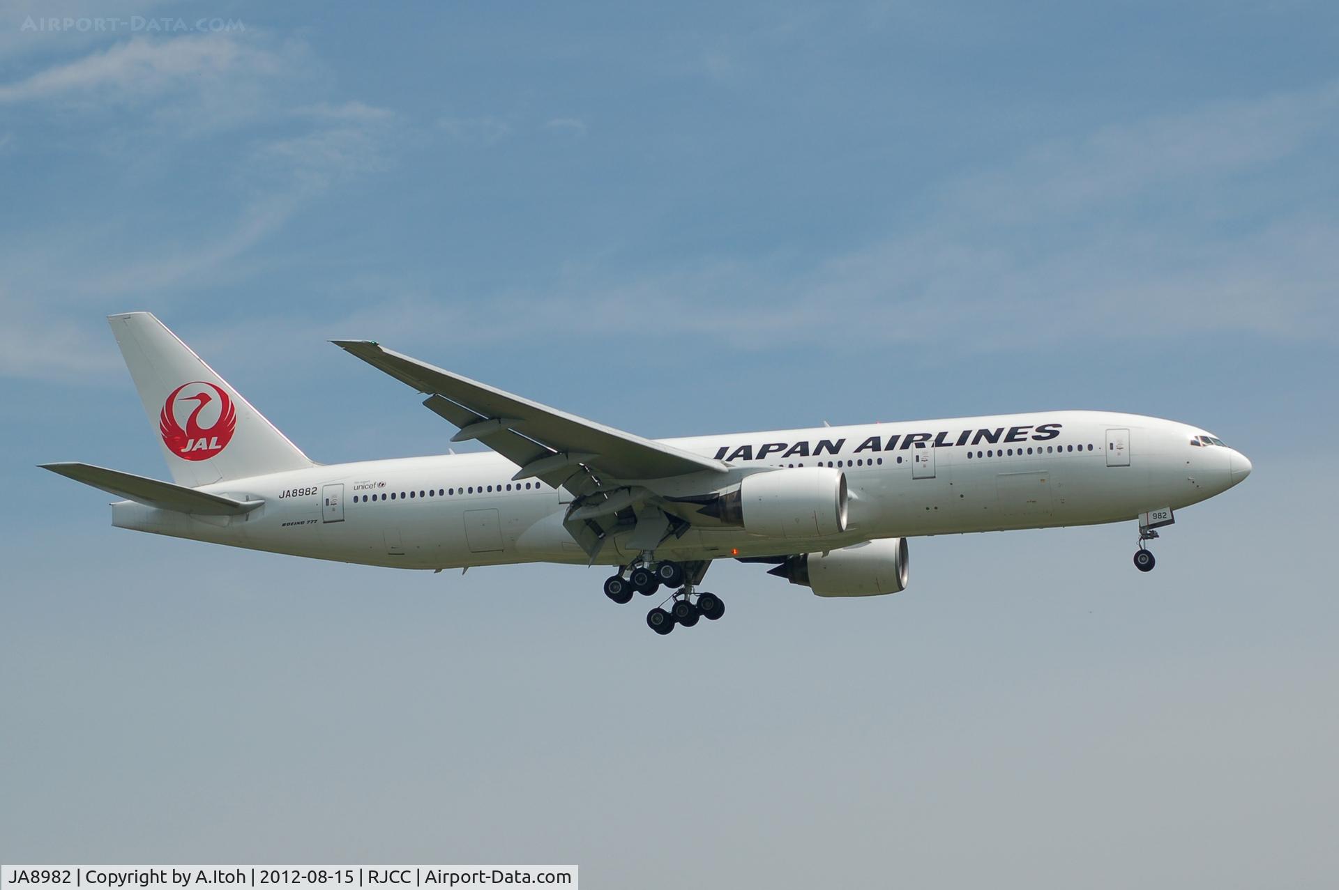 JA8982, 1996 Boeing 777-246 C/N 27365, App Rwy 19L