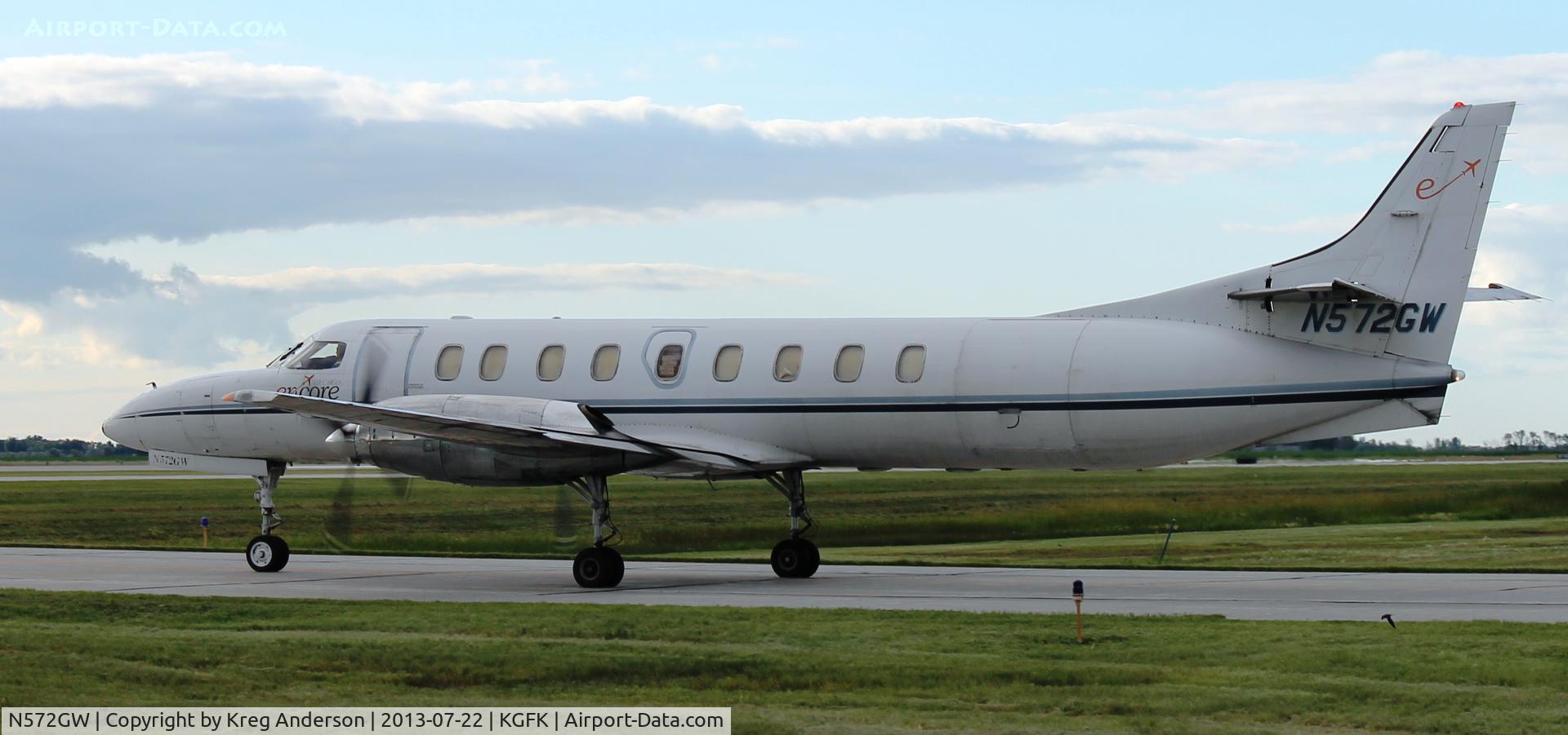 N572GW, Fairchild SA-227AC Metro III C/N AC-572, Fairchild SA227-AC Metro III of Encore Air Cargo taxiing to runway 35L for departure.