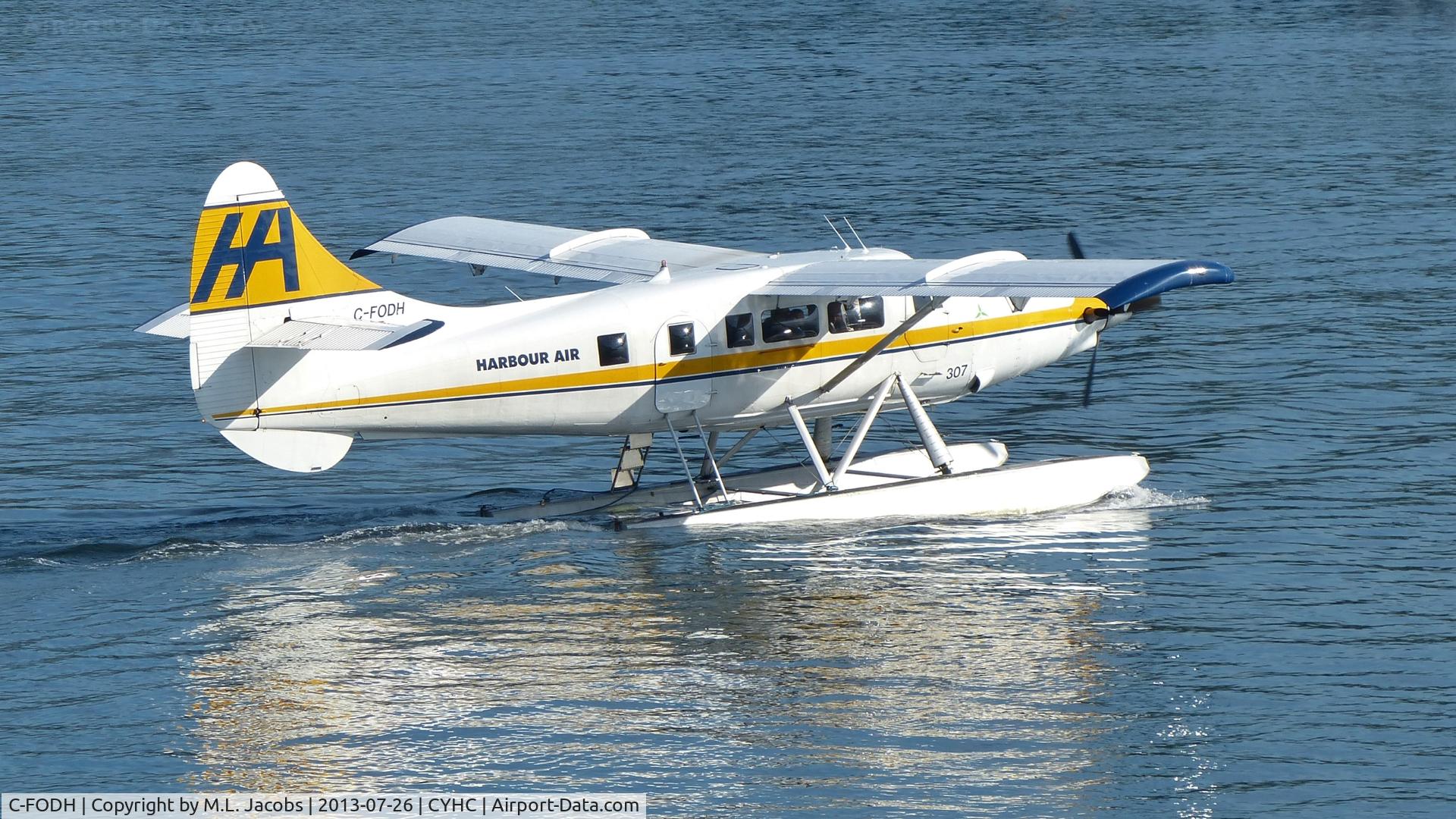 C-FODH, 1952 De Havilland Canada DHC-3T Vazar Turbine Otter Otter C/N 3, Harbour Air #307 taxiing to takeoff position in Coal Harbour.