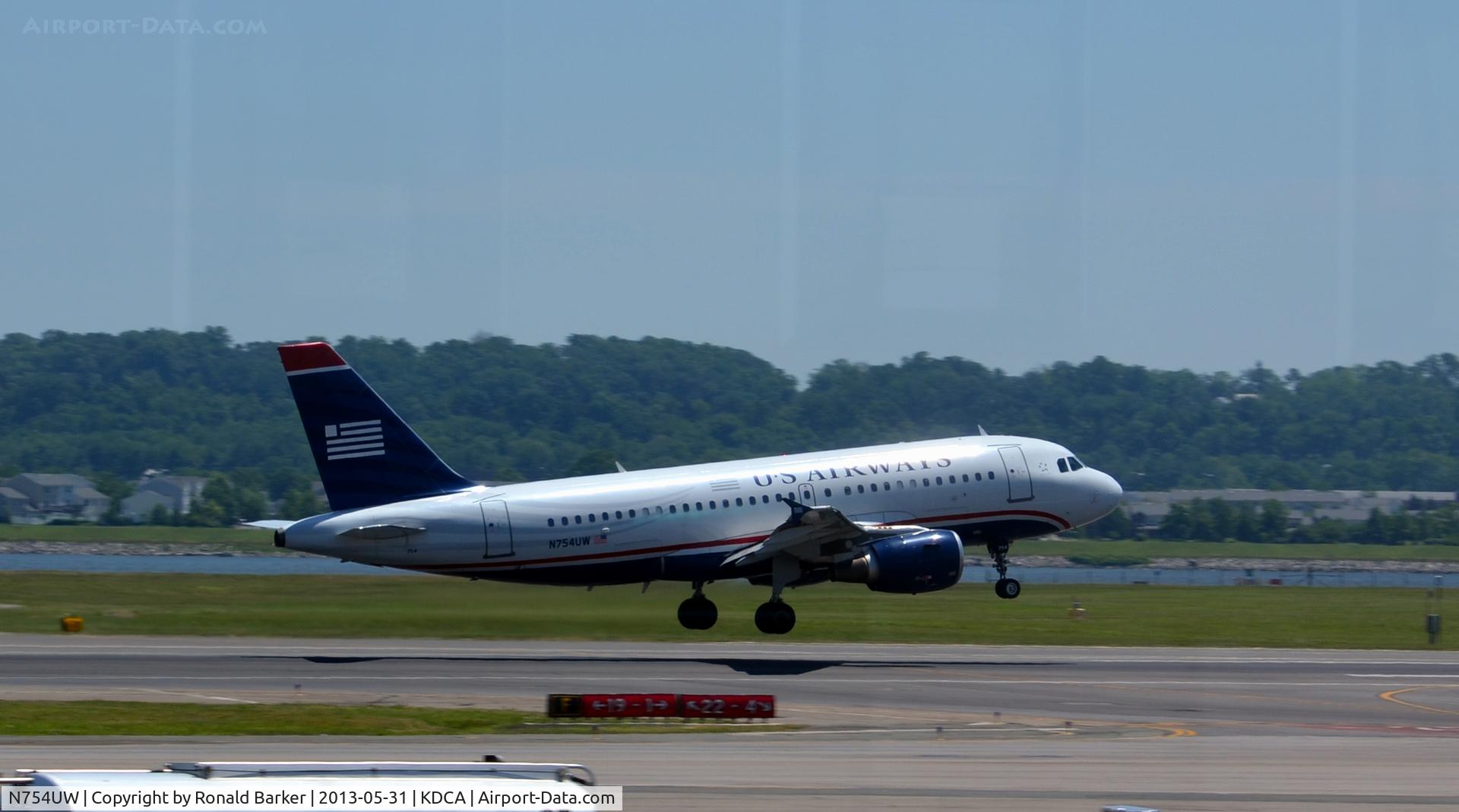 N754UW, 2000 Airbus A319-112 C/N 1328, Takeoff DCA