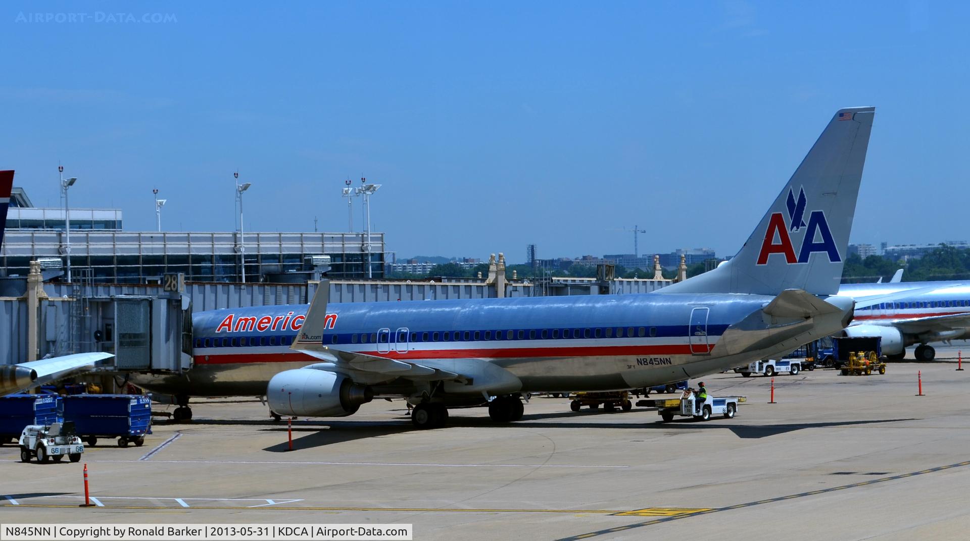 N845NN, 2010 Boeing 737-823 C/N 40579, Gate 28  DCA
