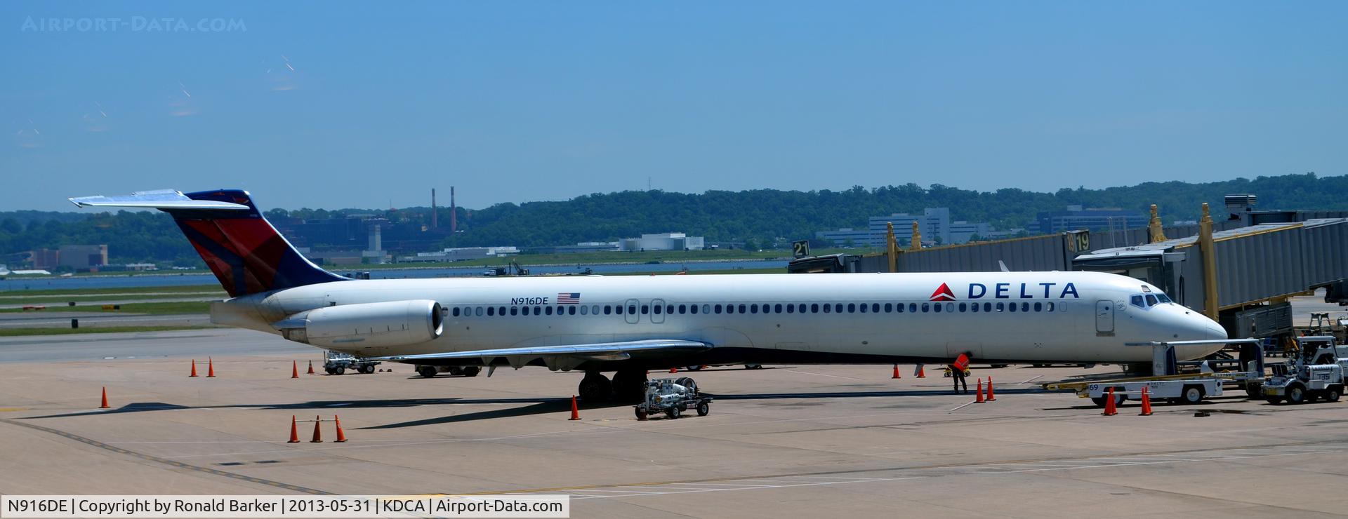 N916DE, 1993 McDonnell Douglas MD-88 C/N 53421, Gate 19 DCA
