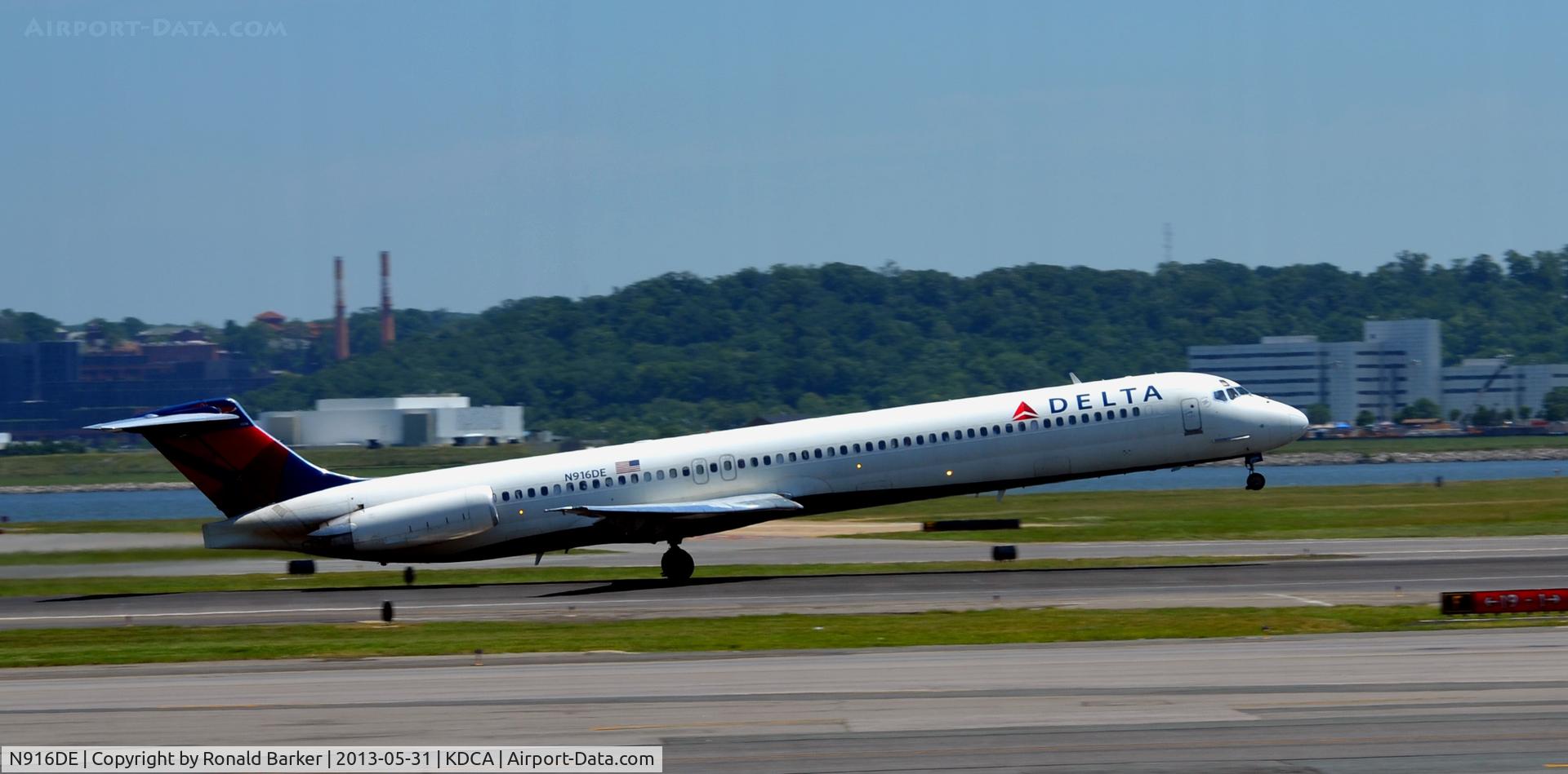 N916DE, 1993 McDonnell Douglas MD-88 C/N 53421, Takeoff DCA