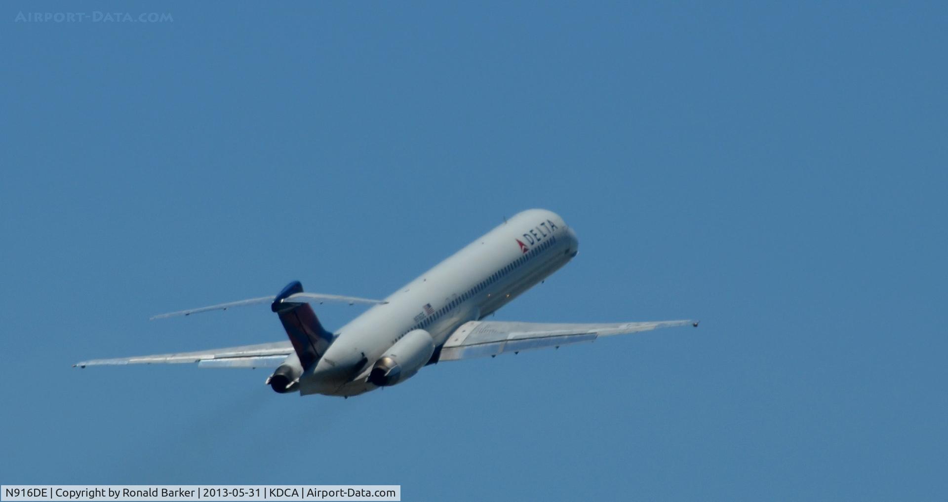 N916DE, 1993 McDonnell Douglas MD-88 C/N 53421, Departure DCA