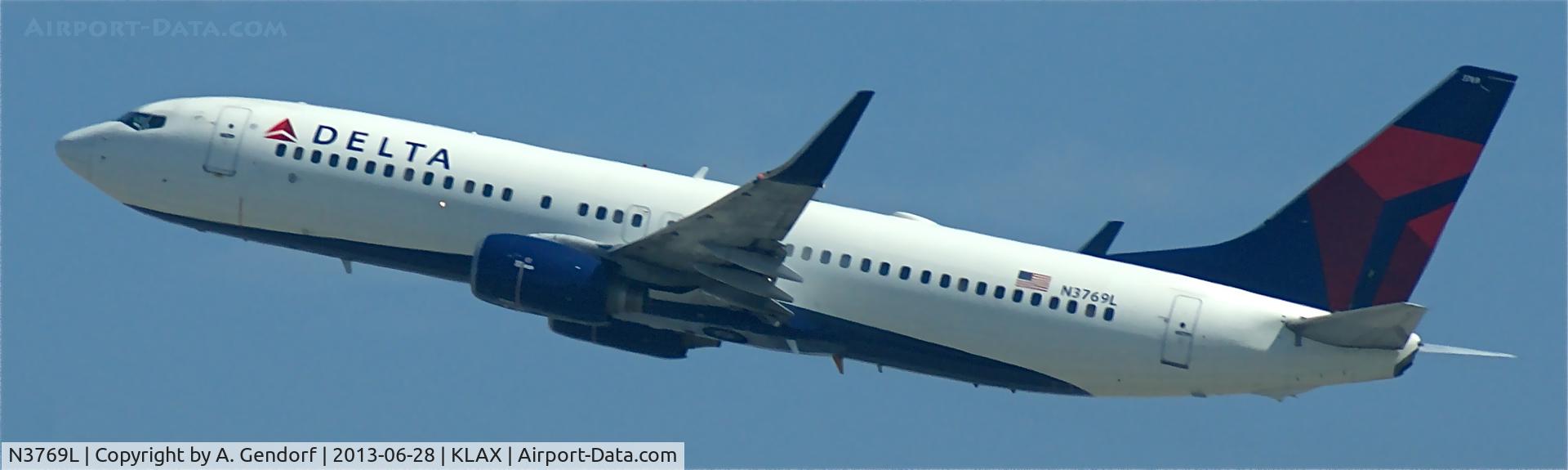 N3769L, 2002 Boeing 737-832 C/N 30822, Delta, seen here departing at Los Angeles Int´l(KLAX)