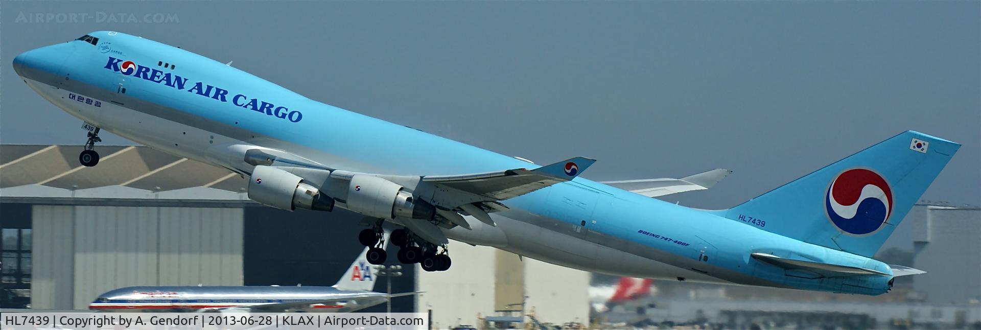 HL7439, 2003 Boeing 747-4B5F/SCD C/N 33516, Korean Air Cargo, is climbing out Los Angeles Int´l (KLAX), bound for Seoul Incheon(RKSI)
