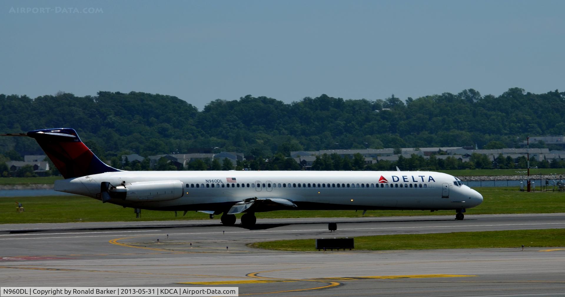 N960DL, 1990 McDonnell Douglas MD-88 C/N 49979, Landing DCA  Check the thrust reversers.
