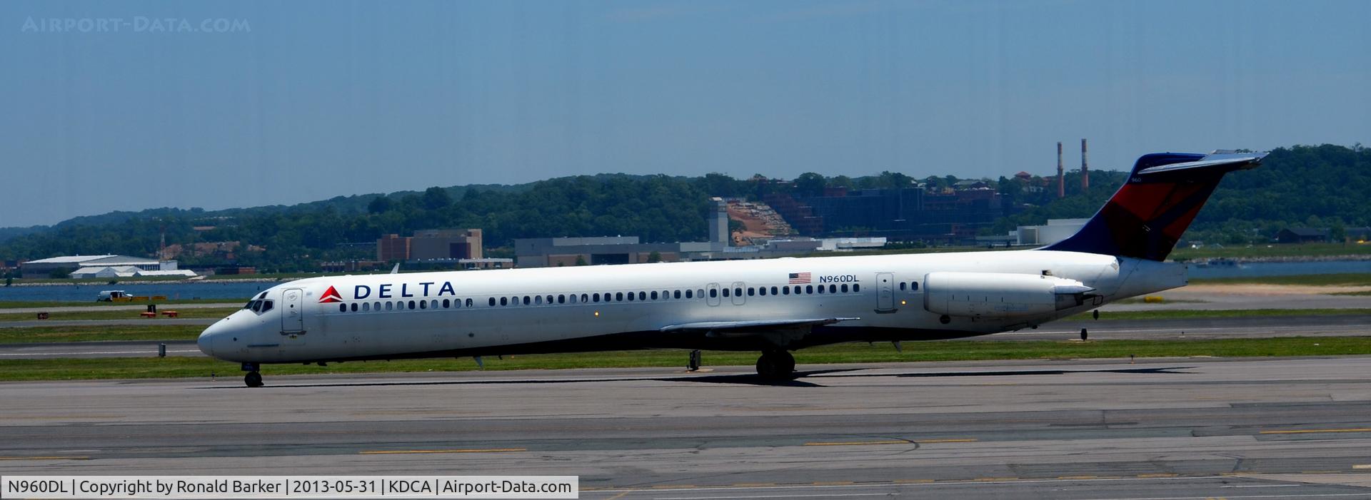 N960DL, 1990 McDonnell Douglas MD-88 C/N 49979, Taxi DCA
