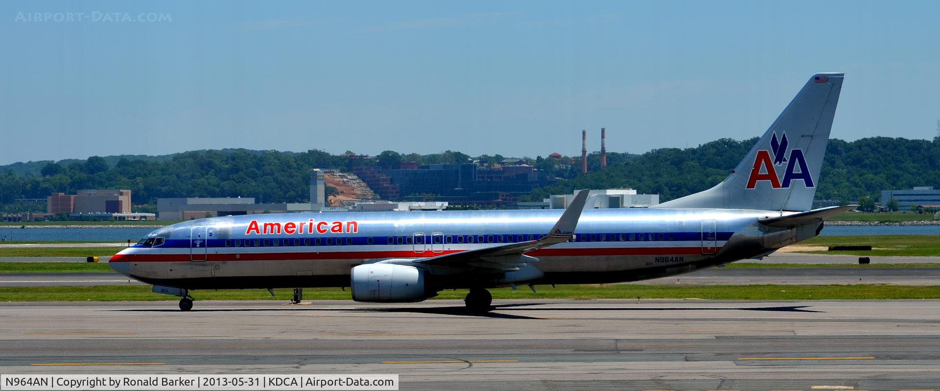 N964AN, 2001 Boeing 737-823 C/N 30093, Taxi to parking DCA
