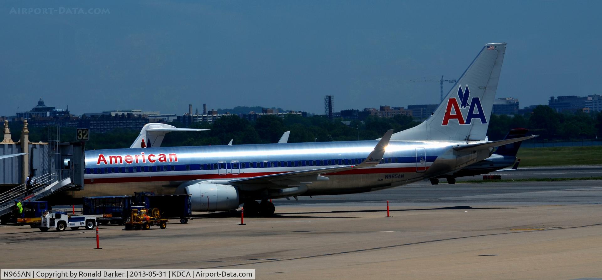 N965AN, 2001 Boeing 737-823 C/N 29544, Gate 32 DCA