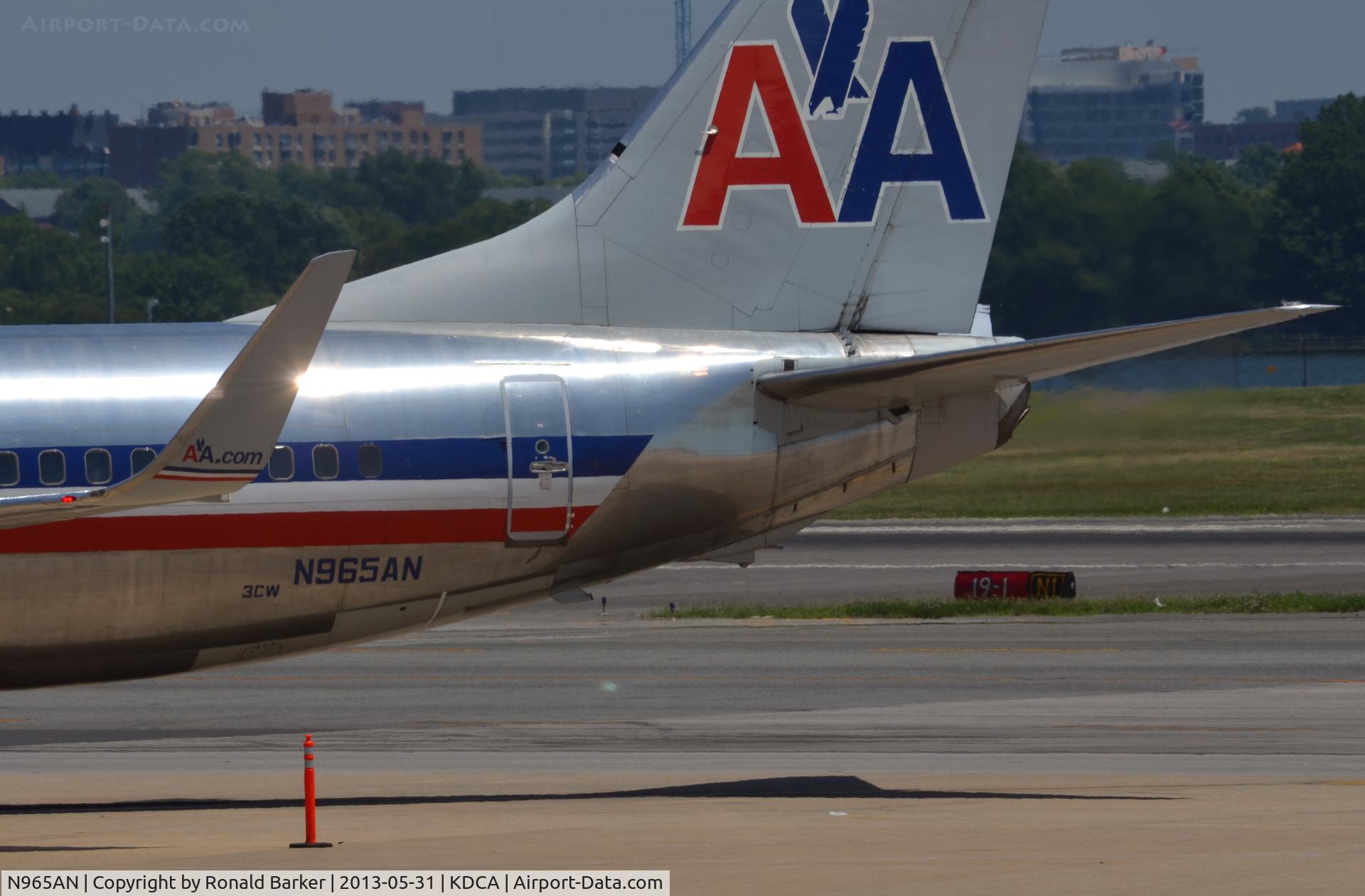 N965AN, 2001 Boeing 737-823 C/N 29544, Gate 32 DCA