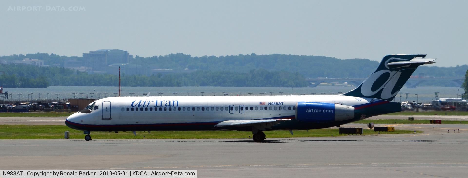 N988AT, 2001 Boeing 717-200 C/N 55068, Taxi DCA