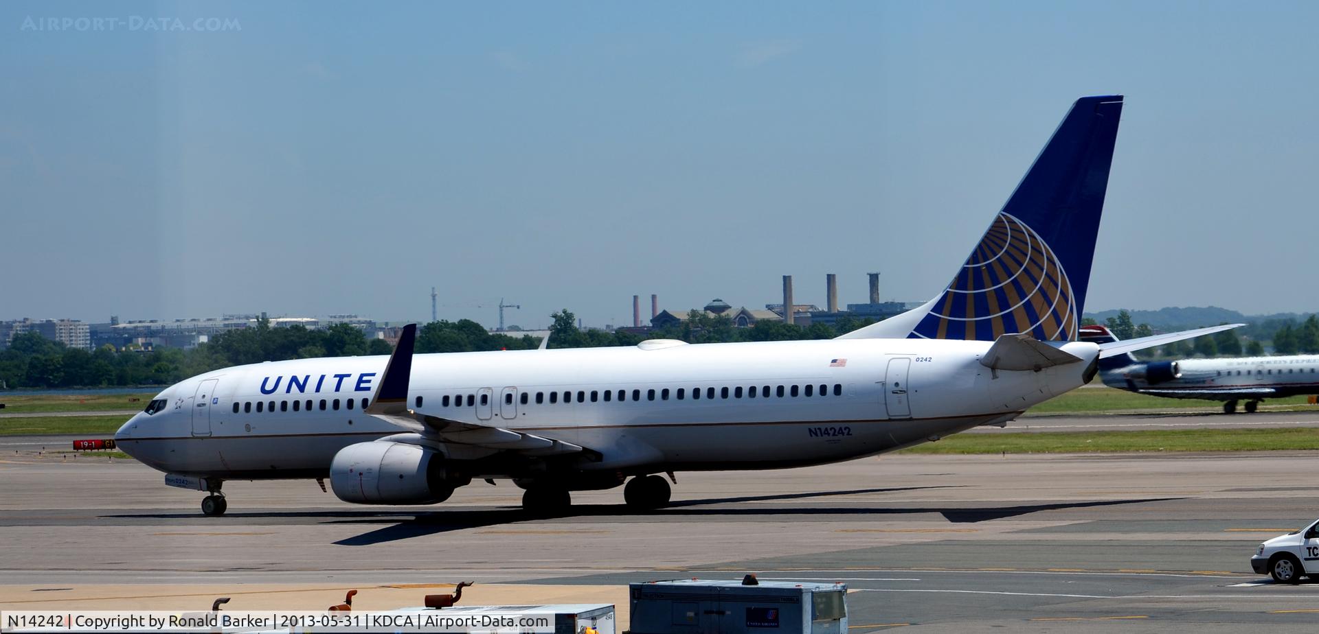 N14242, 1999 Boeing 737-824 C/N 28805, Taxi DCA