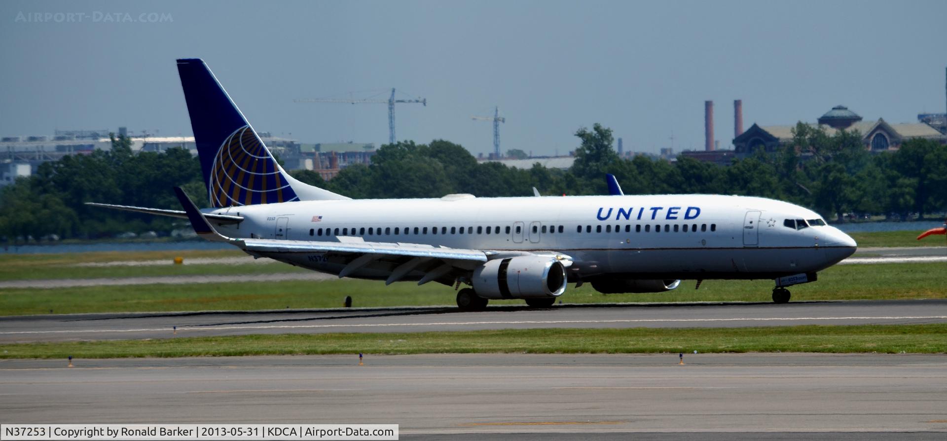 N37253, 2000 Boeing 737-824 C/N 30584, Landing DCA