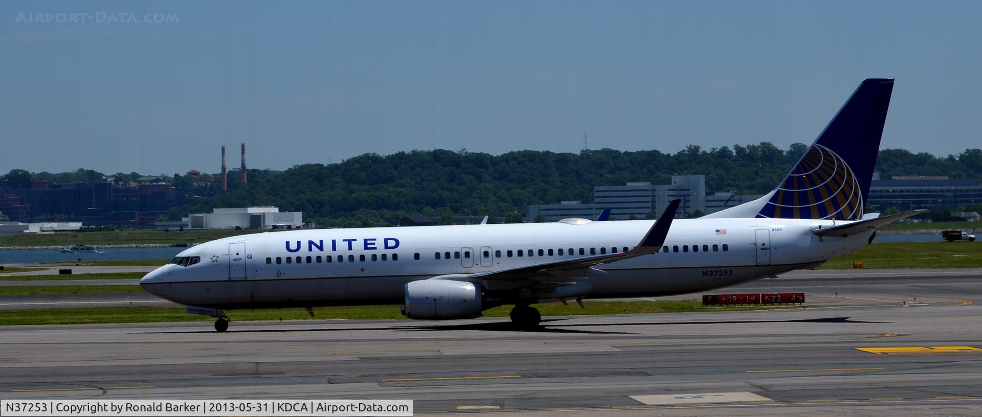 N37253, 2000 Boeing 737-824 C/N 30584, Taxi to parking DCA