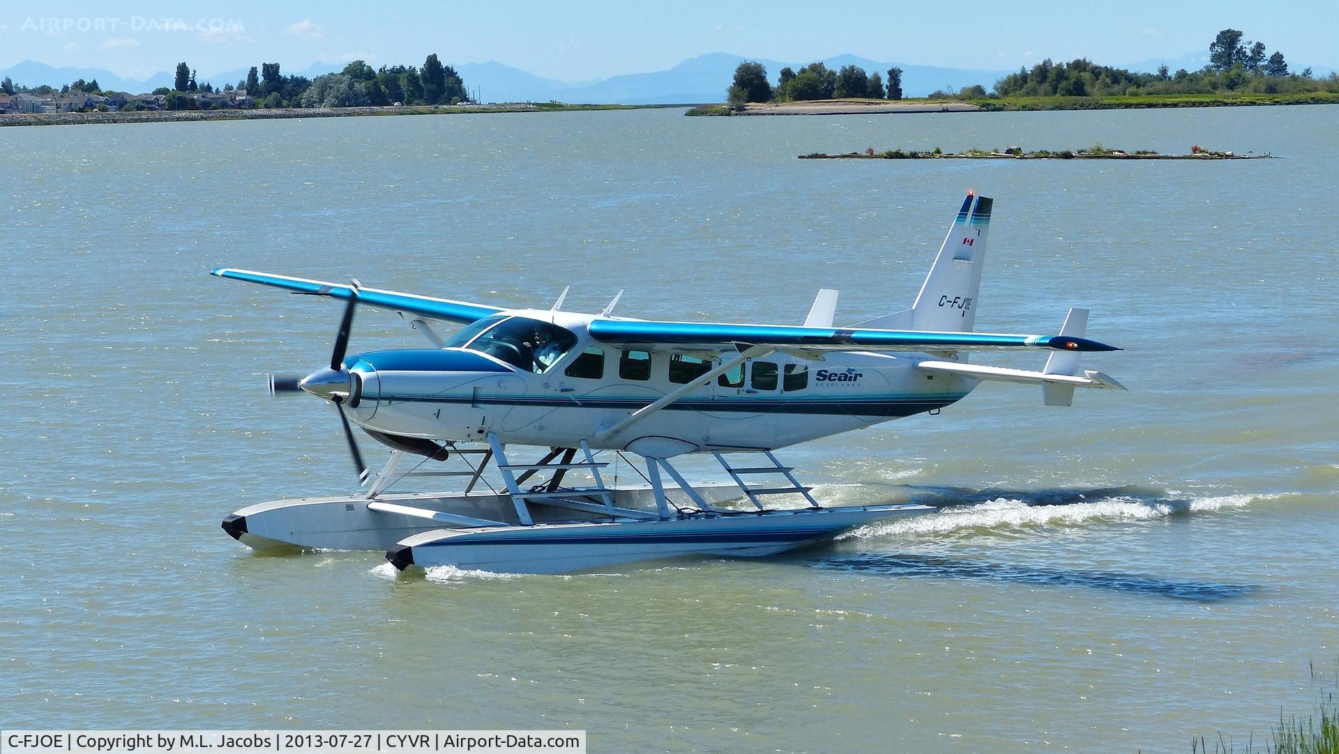 C-FJOE, 2005 Cessna 208 Caravan I C/N 20800390, Seair Seaplanes Cessna taxiing to the terminal on the Fraser River.