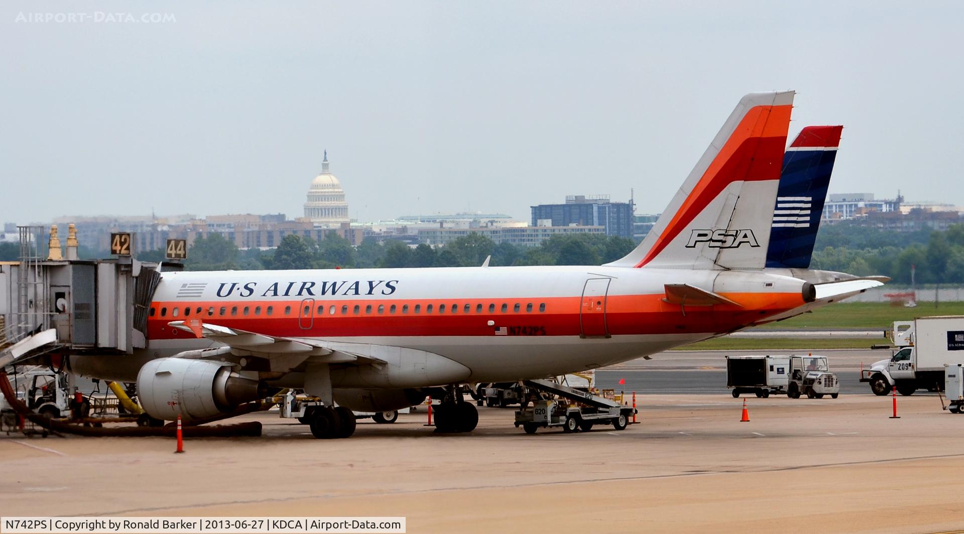 N742PS, 2000 Airbus A319-112 C/N 1275, Gate 42  DCA