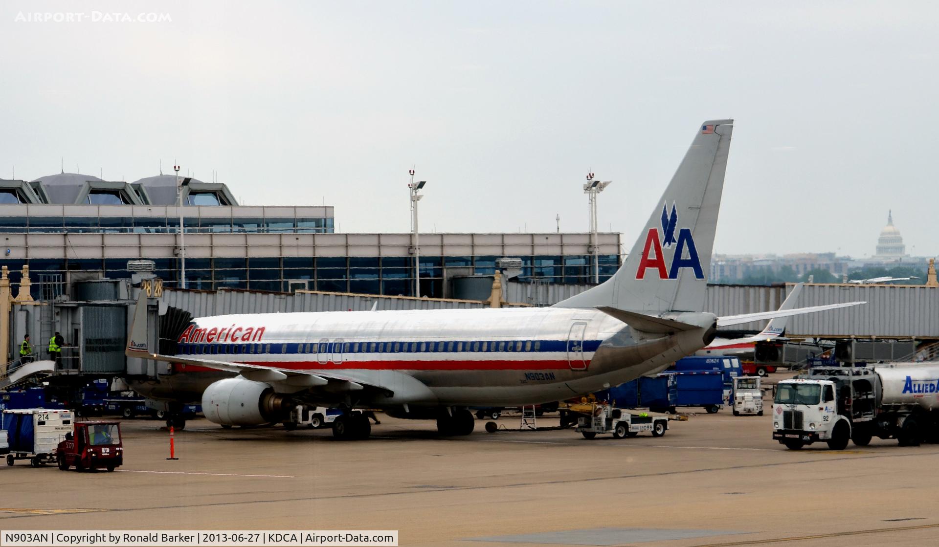N903AN, 1999 Boeing 737-823 C/N 29505, Gate 28  DCA