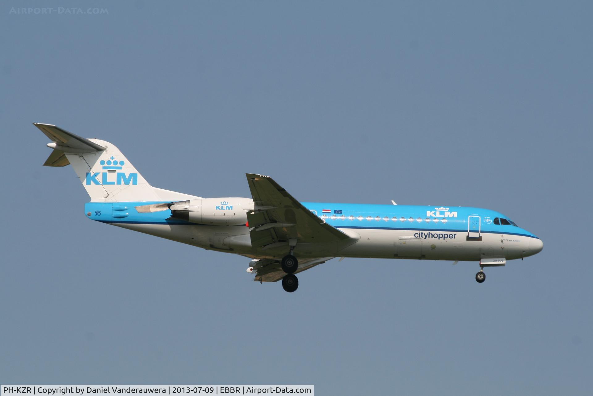PH-KZR, 1995 Fokker 70 (F-28-0070) C/N 11551, Flight KL1723 is descending to rwy 02