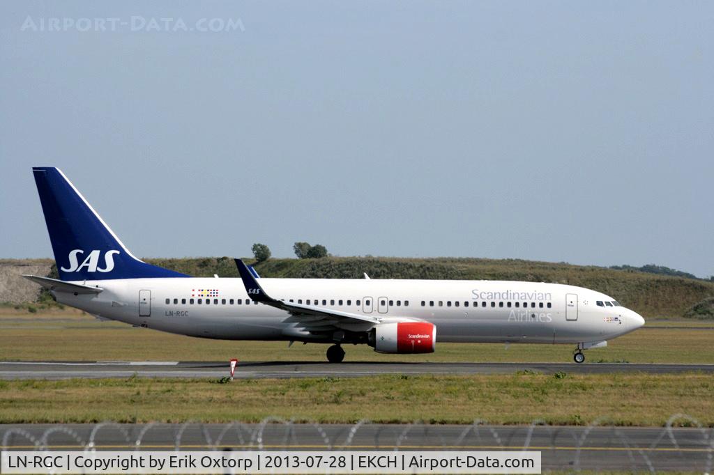 LN-RGC, 2012 Boeing 737-86N C/N 41257, LN-RGCtaking off on rw 22R
