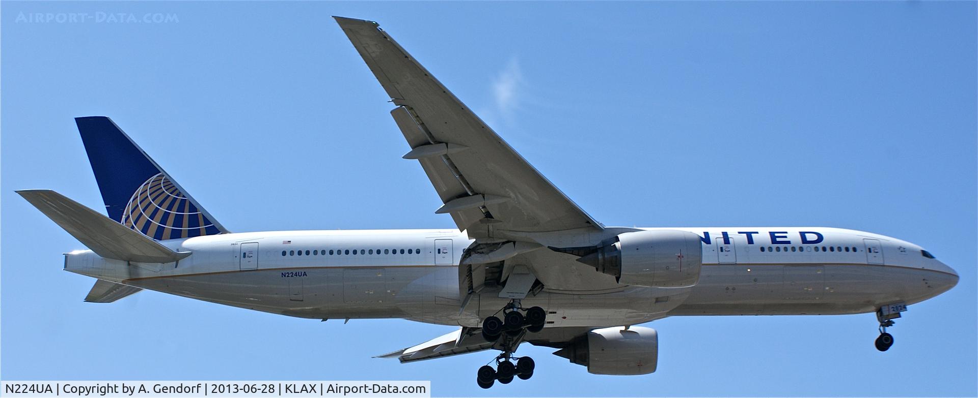 N224UA, 2001 Boeing 777-222 C/N 30225, United, is landing at Los Angeles Int´l(KLAX)