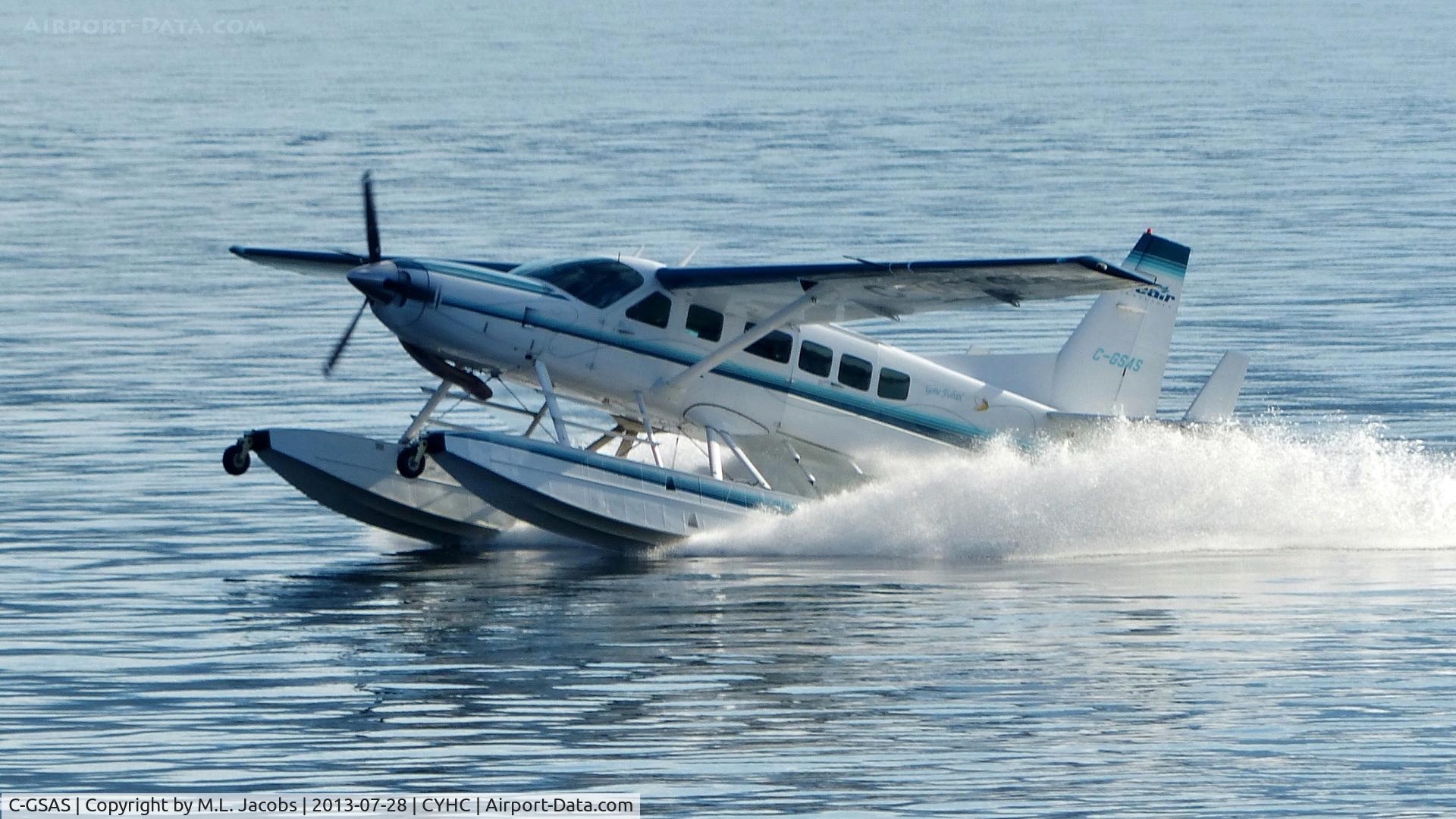 C-GSAS, 2001 Cessna 208 Caravan I C/N 20800341, Seair Seaplanes Cessna landing in Coal Harbour and pulling to a stop.