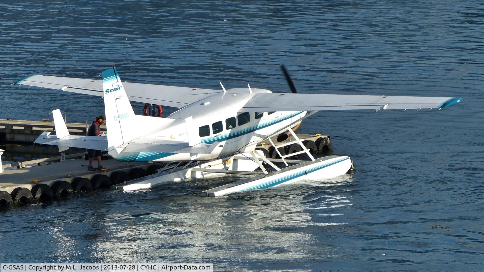 C-GSAS, 2001 Cessna 208 Caravan I C/N 20800341, Seair Seaplanes Cessna tying up at Coal Harbour terminal dock.