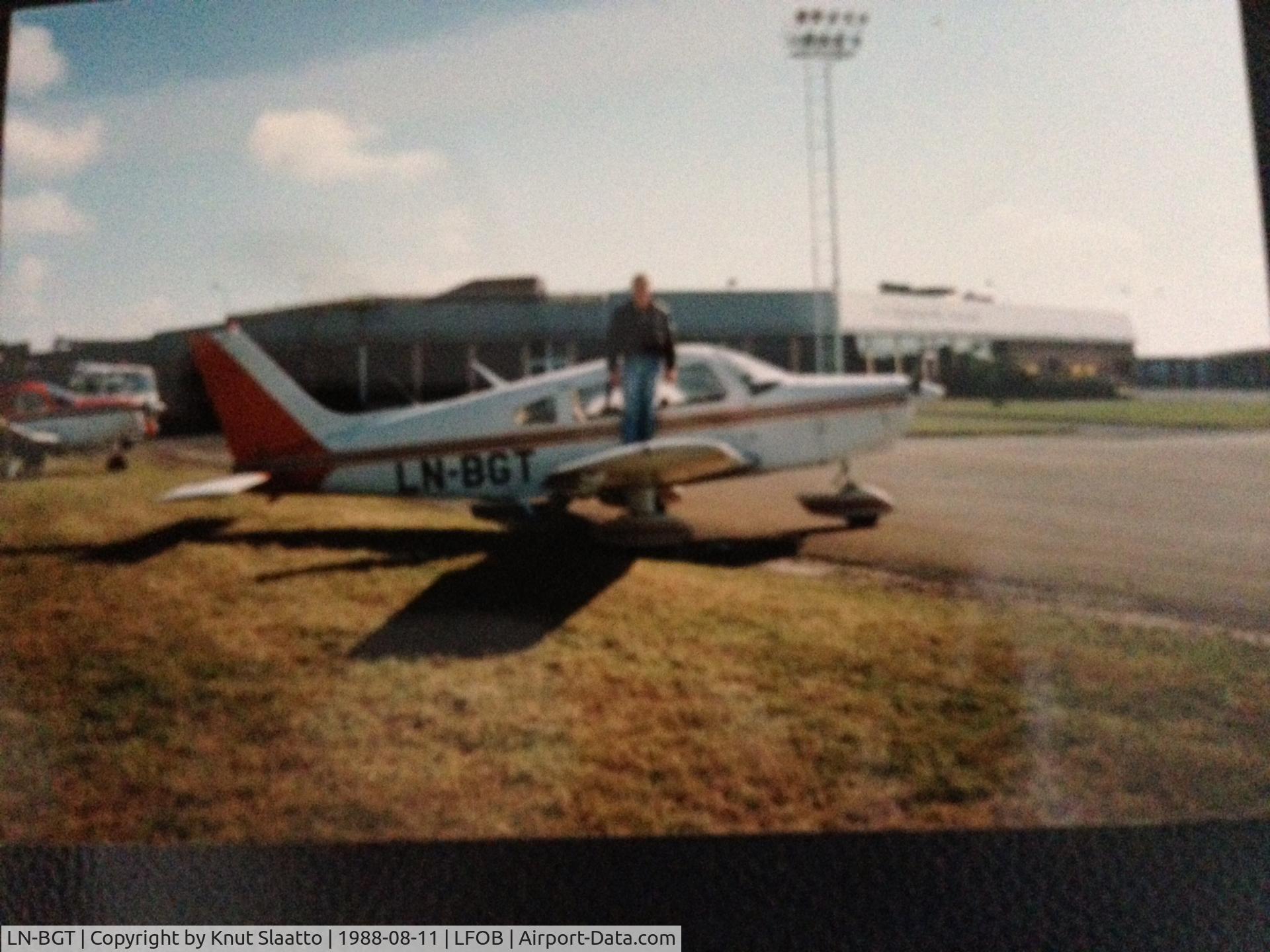 LN-BGT, 1975 Piper PA-28-151 Cherokee Warrior C/N 28-7515208, Paris, Beauvais, August 1988