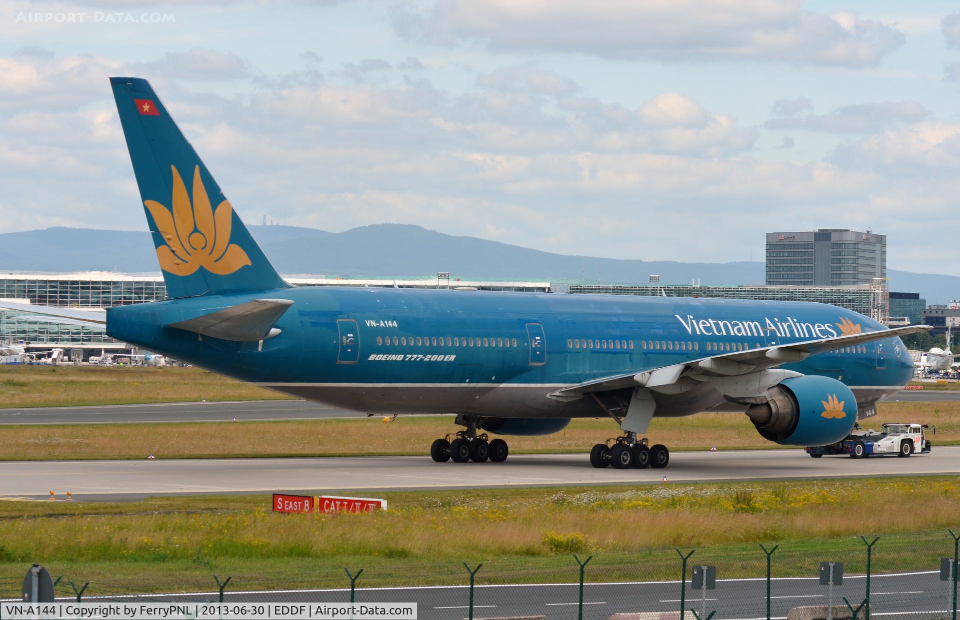 VN-A144, Boeing 777-2K6/ER C/N 33503, Vietnam B772 towed to stand