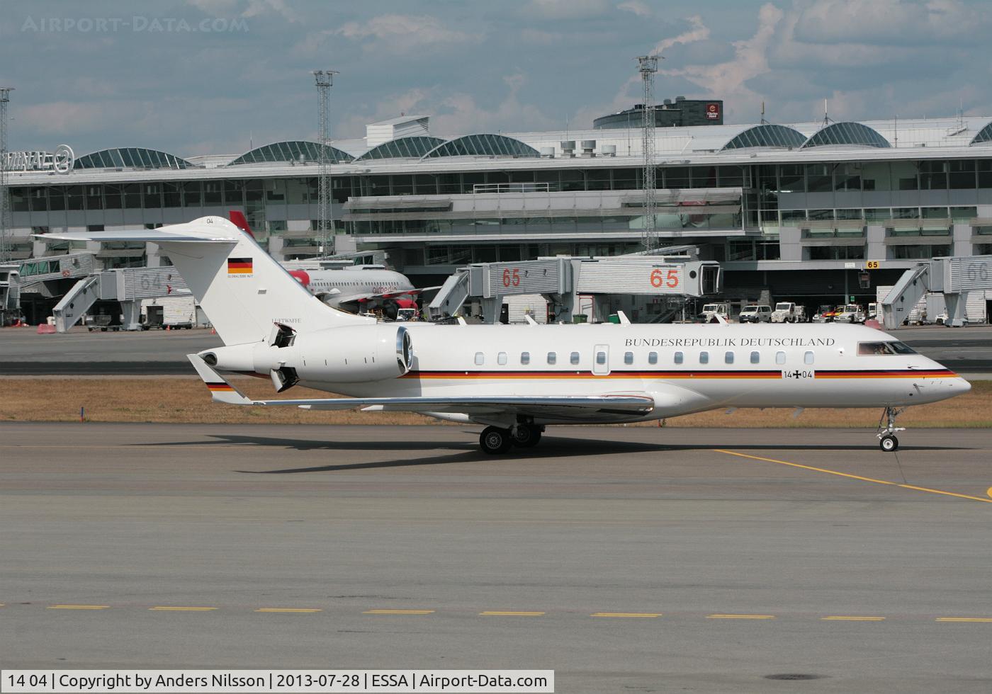 14 04, 2011 Bombardier BD-700-1A11 Global 5000 C/N 9417, Taxiing to ramp M after landing from Leipzig.