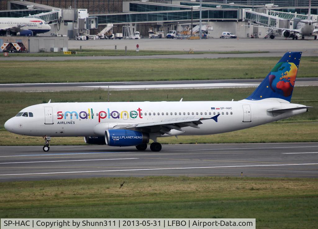 SP-HAC, 1997 Airbus A320-233 C/N 739, Taxiing to the Terminal after landing...