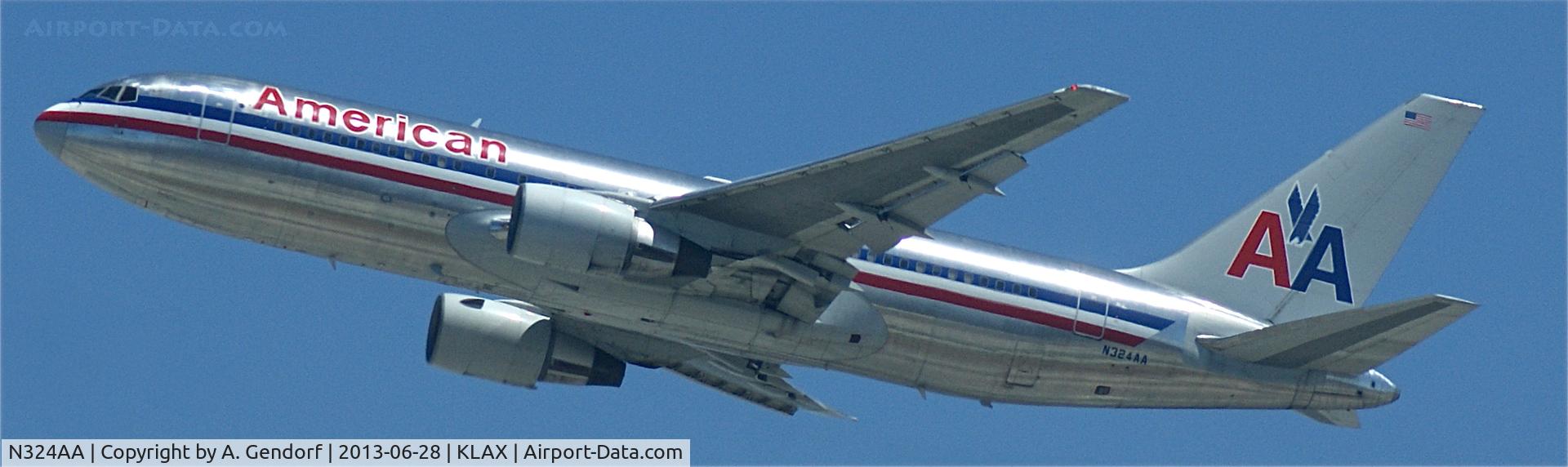 N324AA, 1986 Boeing 767-223 C/N 22325, American Airlines, is leaving Los Angeles Int´l(KLAX)