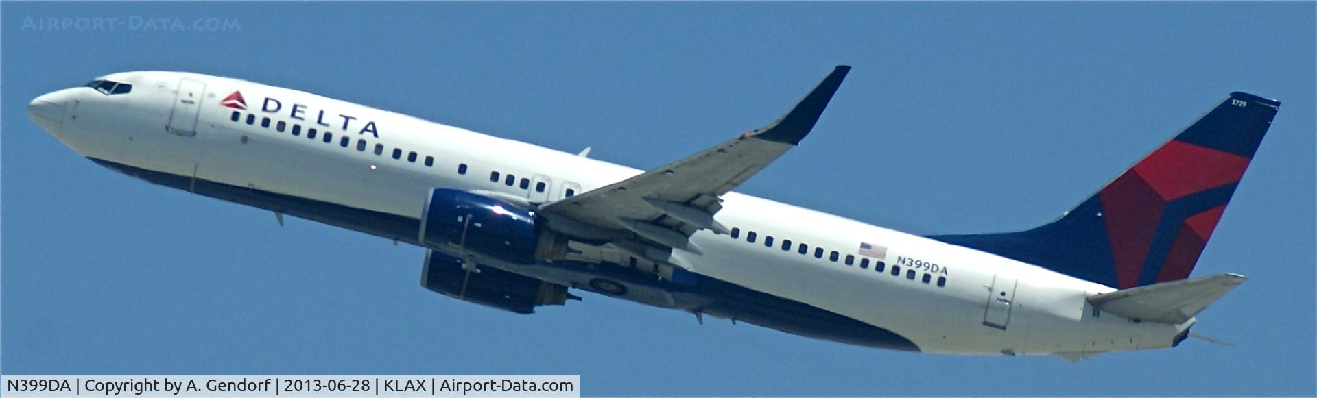N399DA, 2000 Boeing 737-832 C/N 30379, Delta, is climbing out at Los Angeles Int´l(KLAX)
