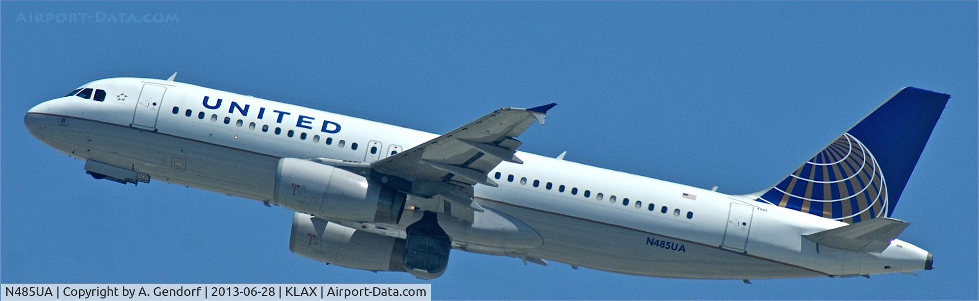 N485UA, 2001 Airbus A320-232 C/N 1617, United, seen here taking off at Los Angeles Int´l(KLAX)